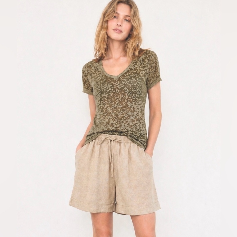 🛑 6/$25 Kavio Army green Cotton blend V-Neck Tee size medium